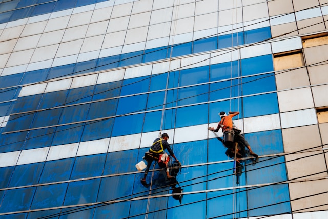Operai specializzati al lavoro su interventi strutturati in edilizia, esempio di lavori complessi eseguiti da impresa qualificata con certificazione SOA per garantire sicurezza, competenza e conformità normativa